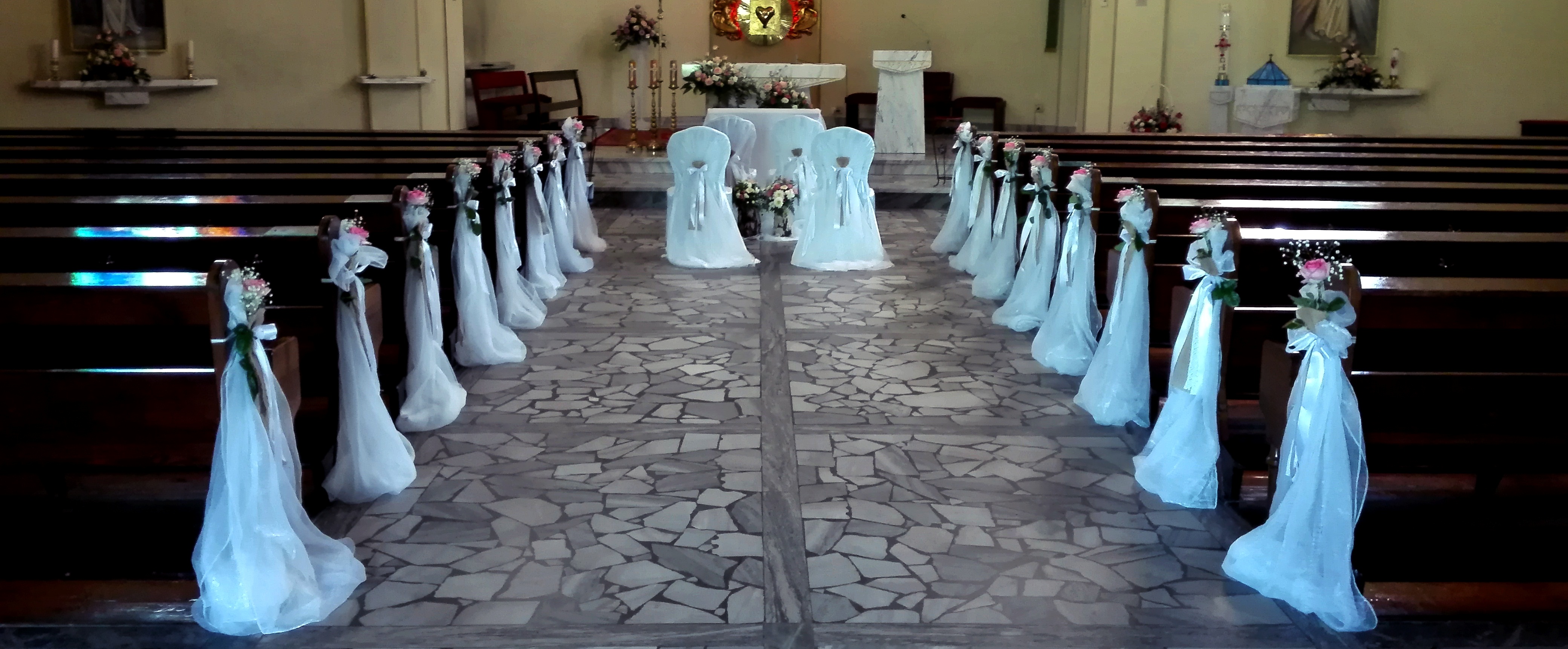 dekoracja ślubna w kościele w stylu rustykalnym