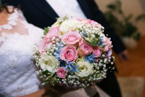 bukiet ślubny różowo-niebieski