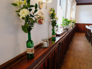 dekoracja sali, zielone butelki