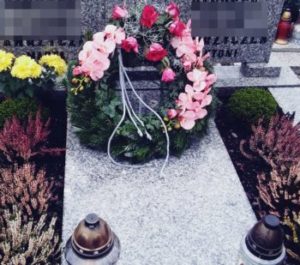 dekoracja na grób w kształcie wianka z różowymi kwiatami