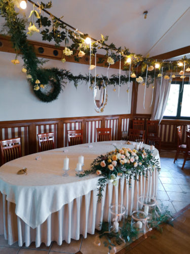dekoracja sali weselnej, stół pary młodej