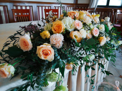dekoracja sali weselnej, stół pary młodej