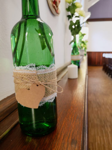 dekoracja sali, zielone butelki